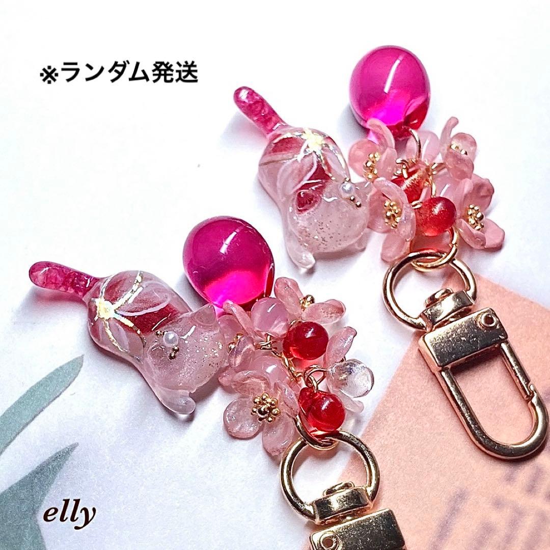 【ひな様】1625.天然石　水晶　和柄　牡丹　じゃれ猫　レジン　キーホルダー