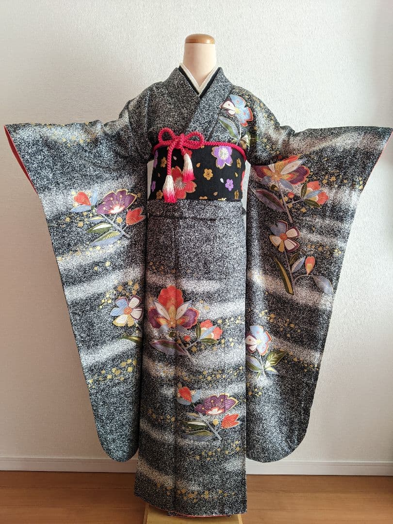 ■✨豪華お振袖✨【作家物 舞花文 たたき染め 金彩 正絹 グレー】成人式 結婚式