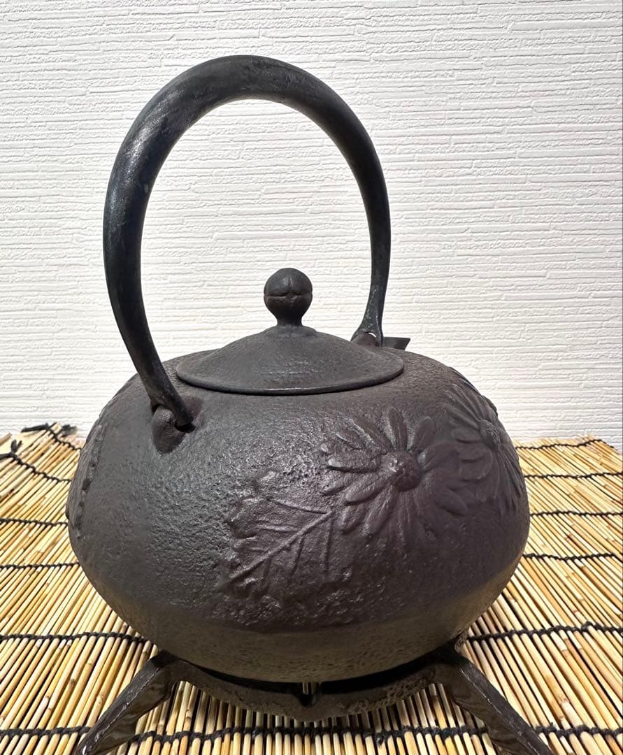 未使用品、供箱等付属品付　岩手県奥州 佐秋鋳造所 佐藤守巨造 真作保証　南部鉄瓶