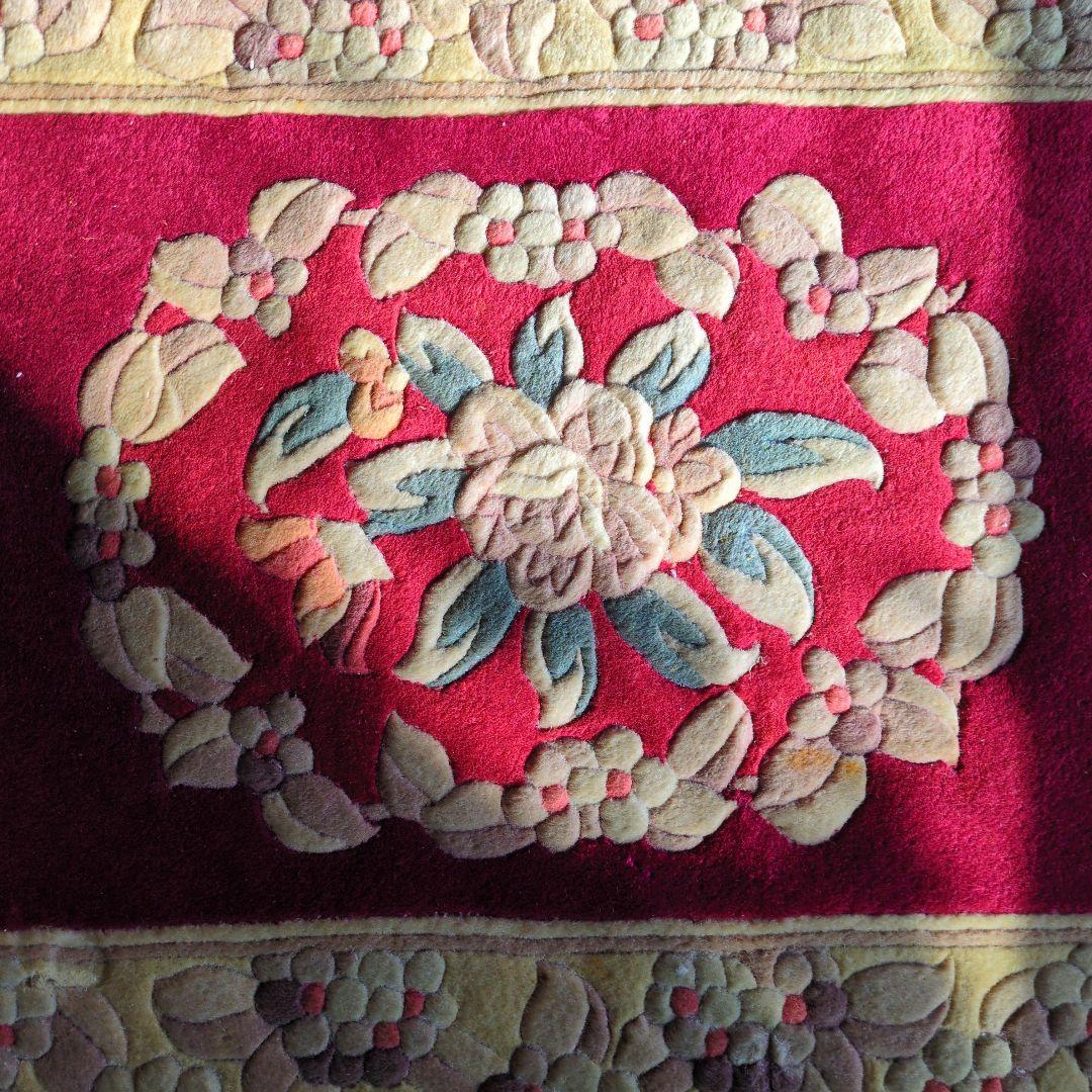 緞通 段通 絨毯 肉厚 花柄 房あり　厚さ約2cm 綺麗なワインレッド