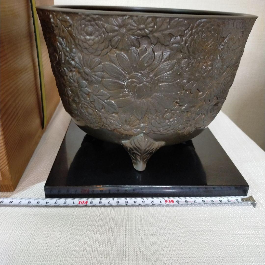 砂張銅　 総菊紋　花柄彫刻 　瓶掛 　茶道具　3本脚付き　福島房秀作　　美品