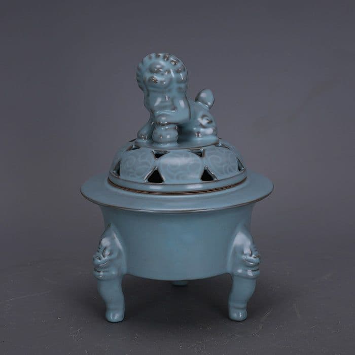 汝窯鉄胎青釉彫り彫り三本足香炉 景徳鎮 陶磁器 装飾品 現代工芸品 美術品 置物