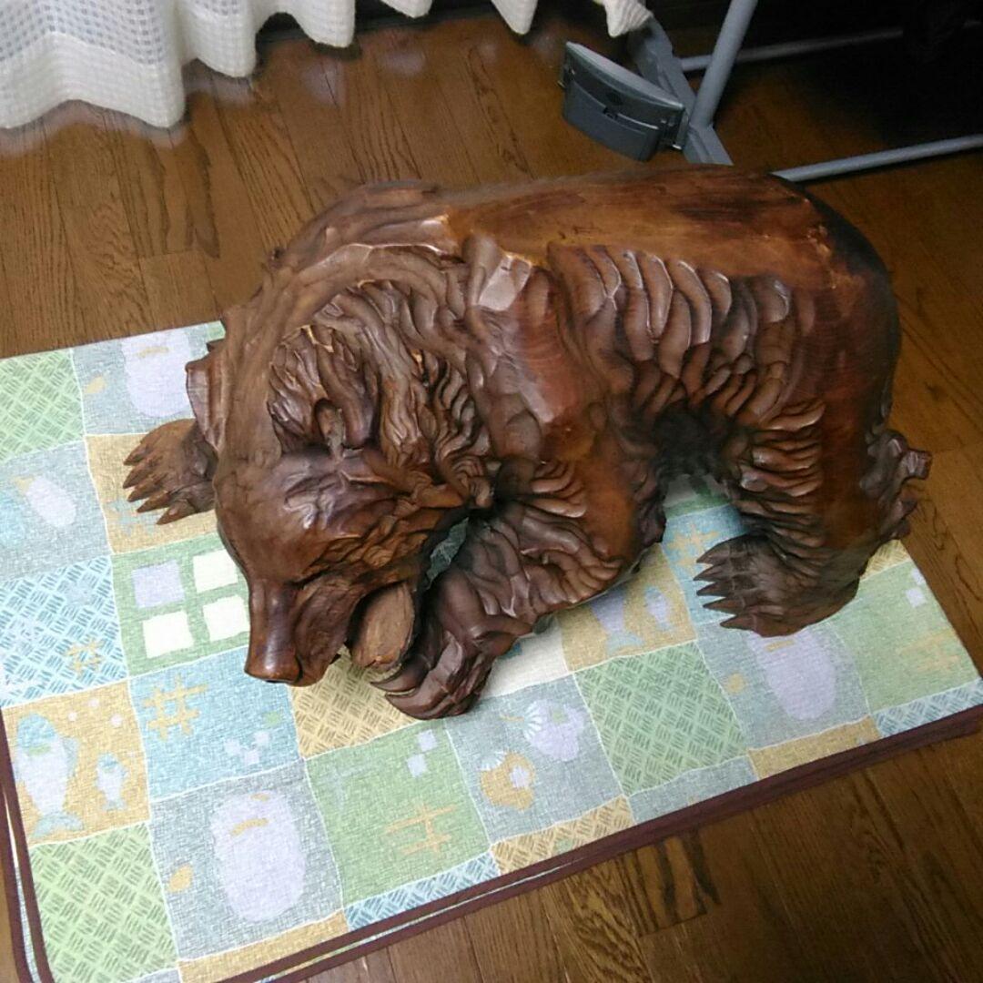 大きな熊一刀彫り