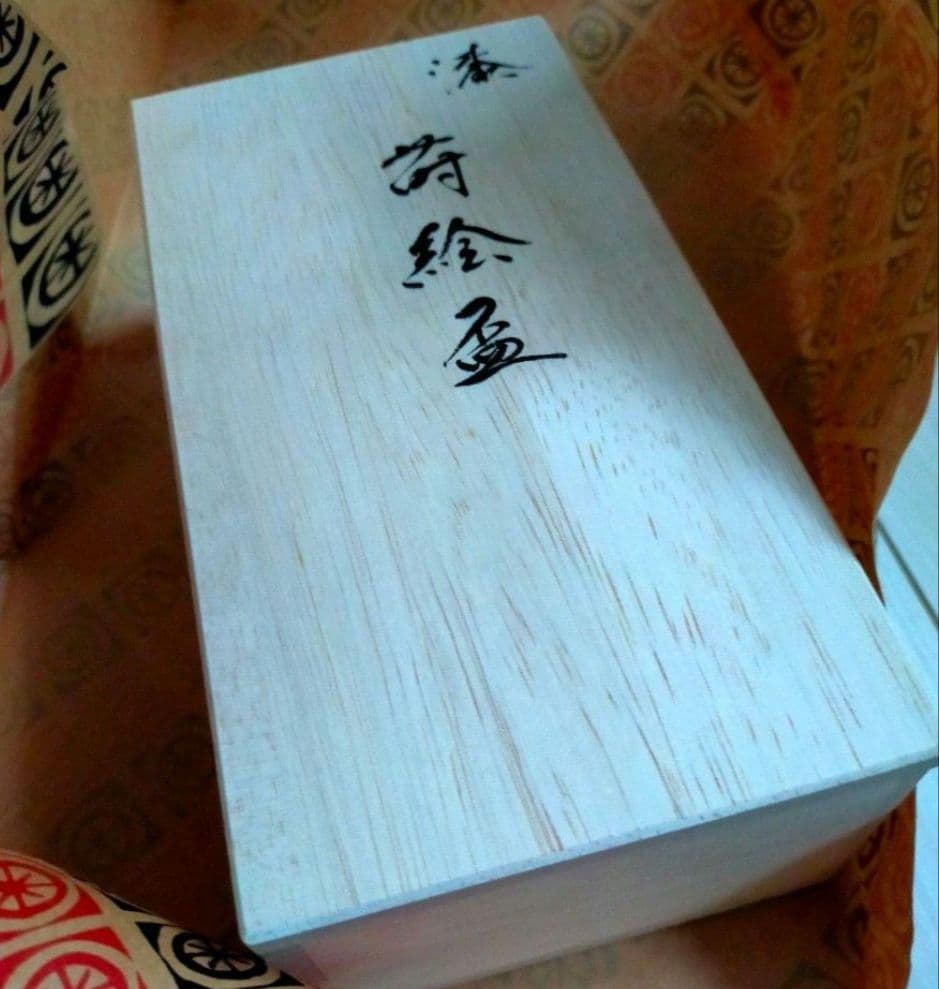 桐箱入り 蒔絵が施された漆器