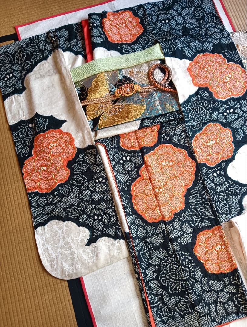 振袖フルセット　古典的な絞り　黒　朱　金駒刺繍　164/66.5