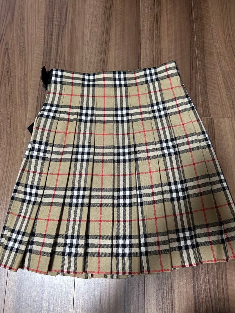 Burberry チェック柄プリーツスカート（サイドバックル付き）