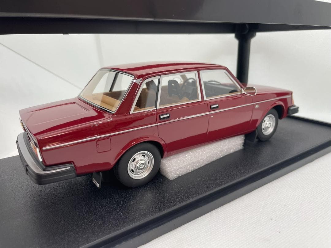 104-048 Cult 1/18 ボルボ 244DL red 1975
