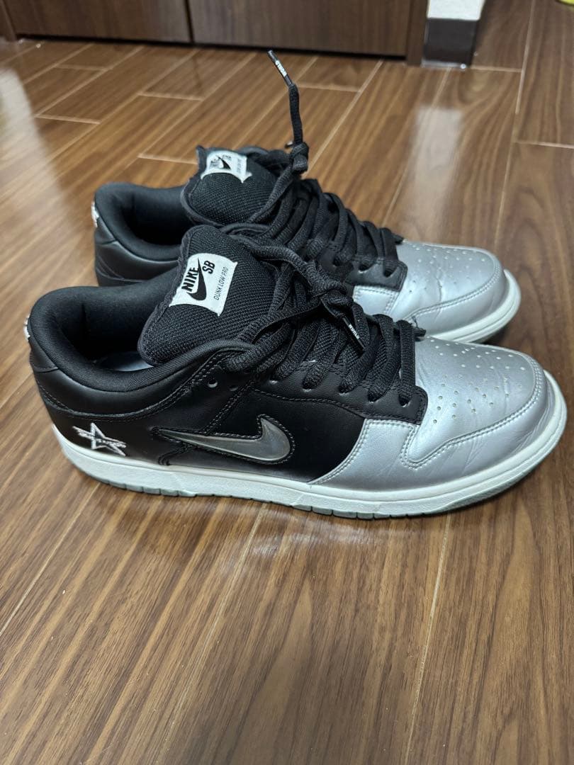 Nike x supreme SB Dunk Low Pro シルバー/ブラック