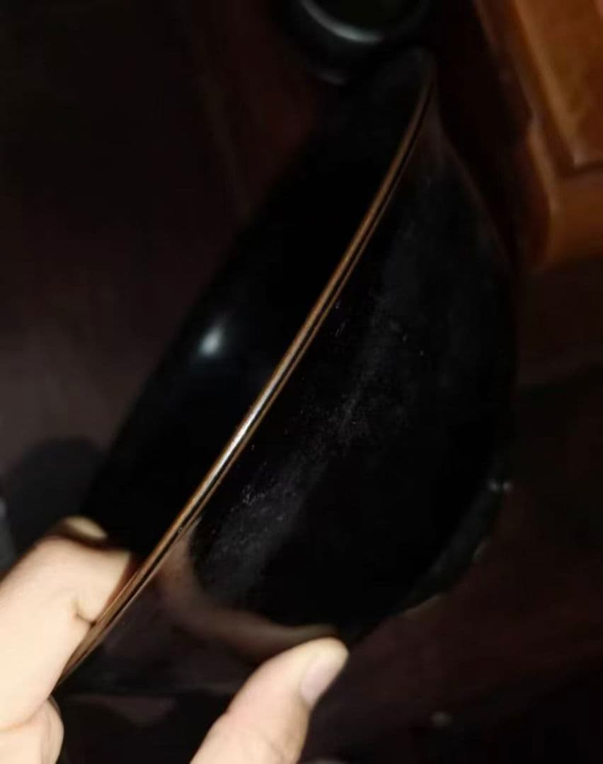 黒い茶碗 金色の縁取り