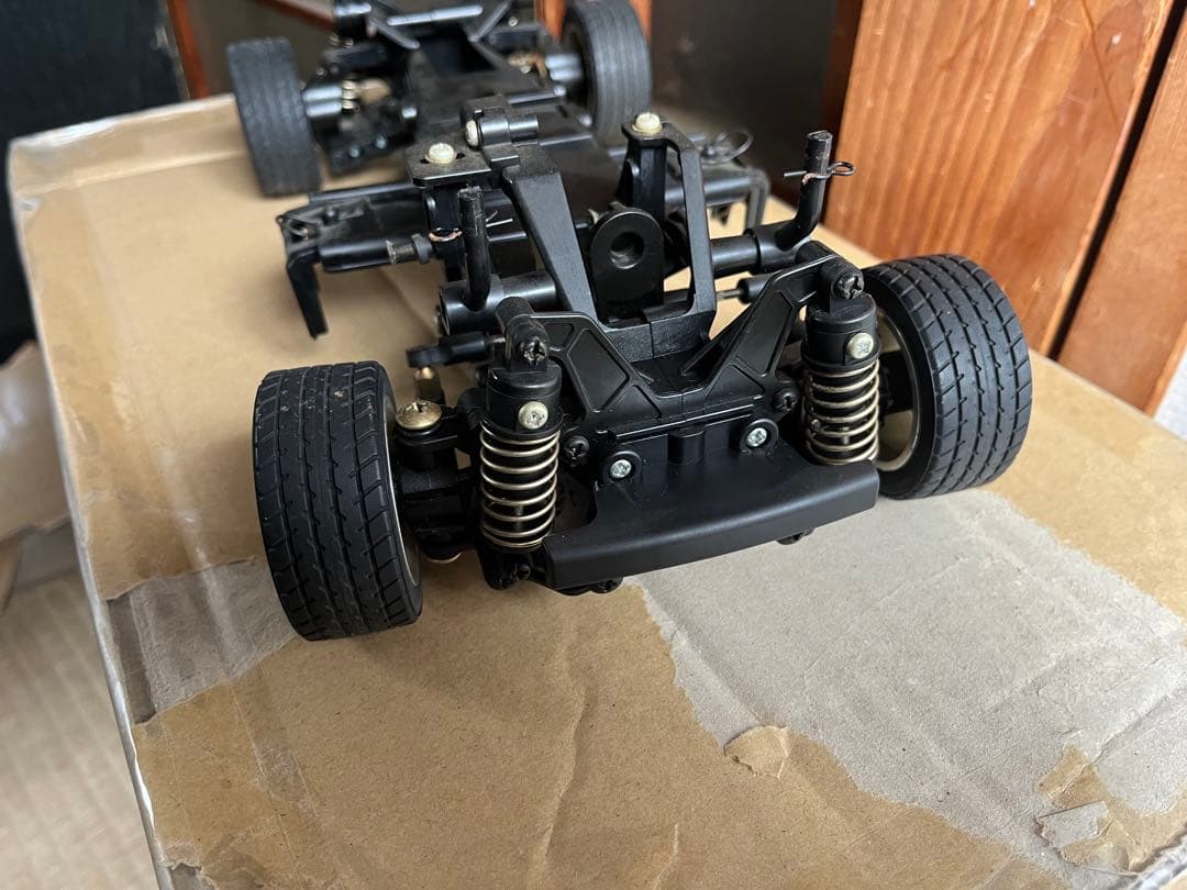 トヨタ bB 初代タイプ1/10スケール ラジコンカー シルバーボディ、シャーシ