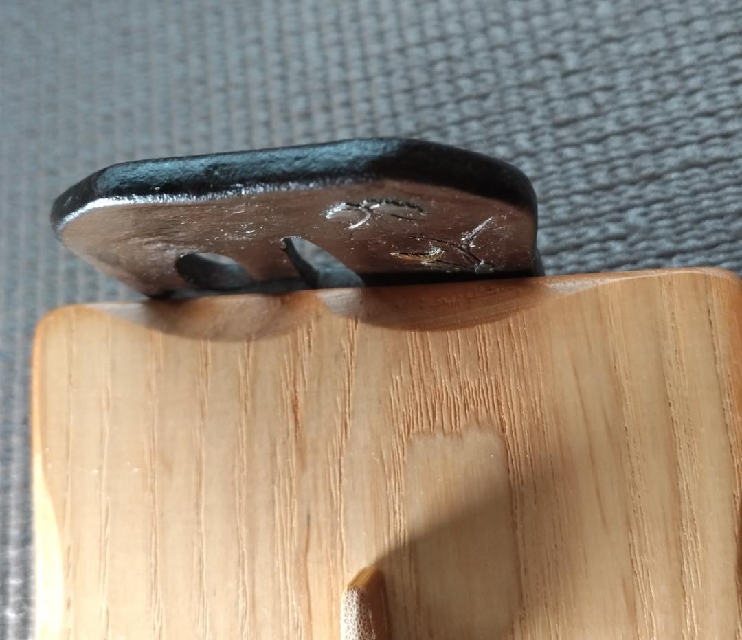 鉄鐔 (月間誌「麗」掲載、子犬に蝶図・江戸後期)