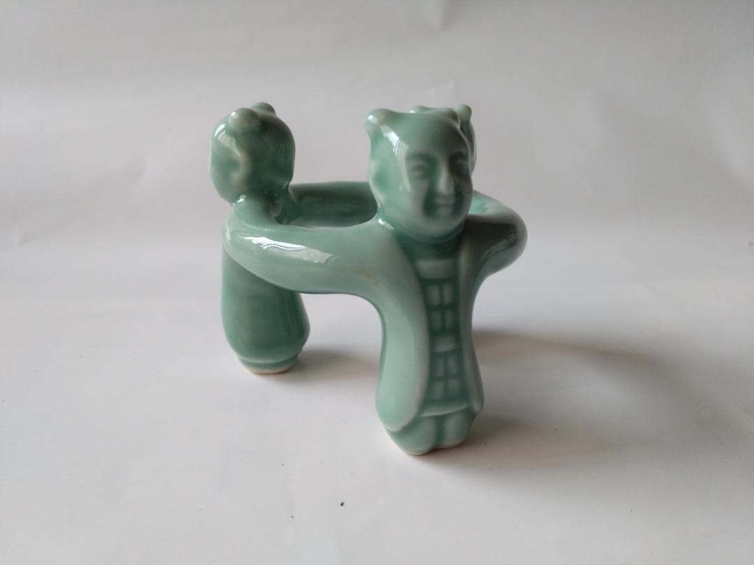 青磁 三閑人 三ツ人形 蓋置 陶芳 作 共箱 美品 です。