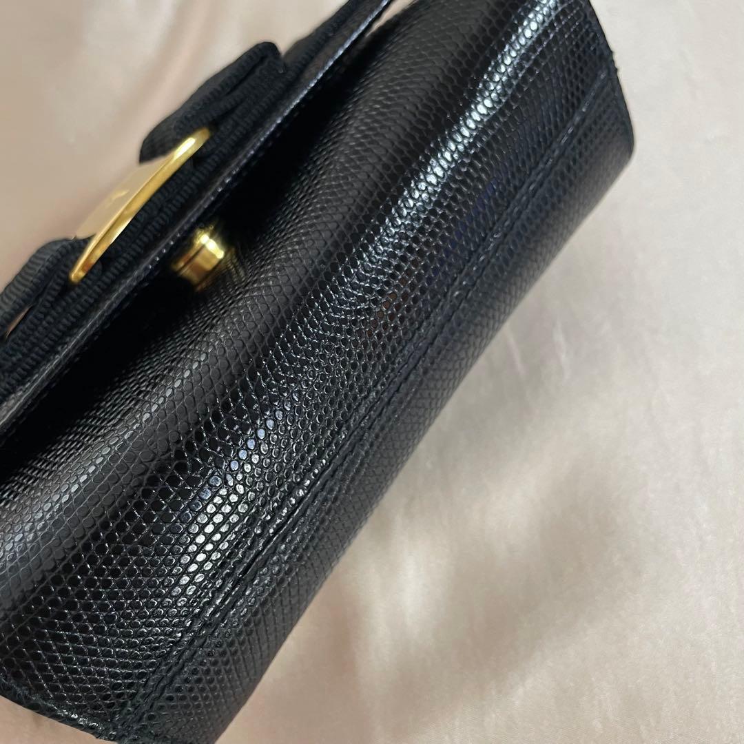 フェラガモ　ヴァラ　ミニバッグ　チェーン付き