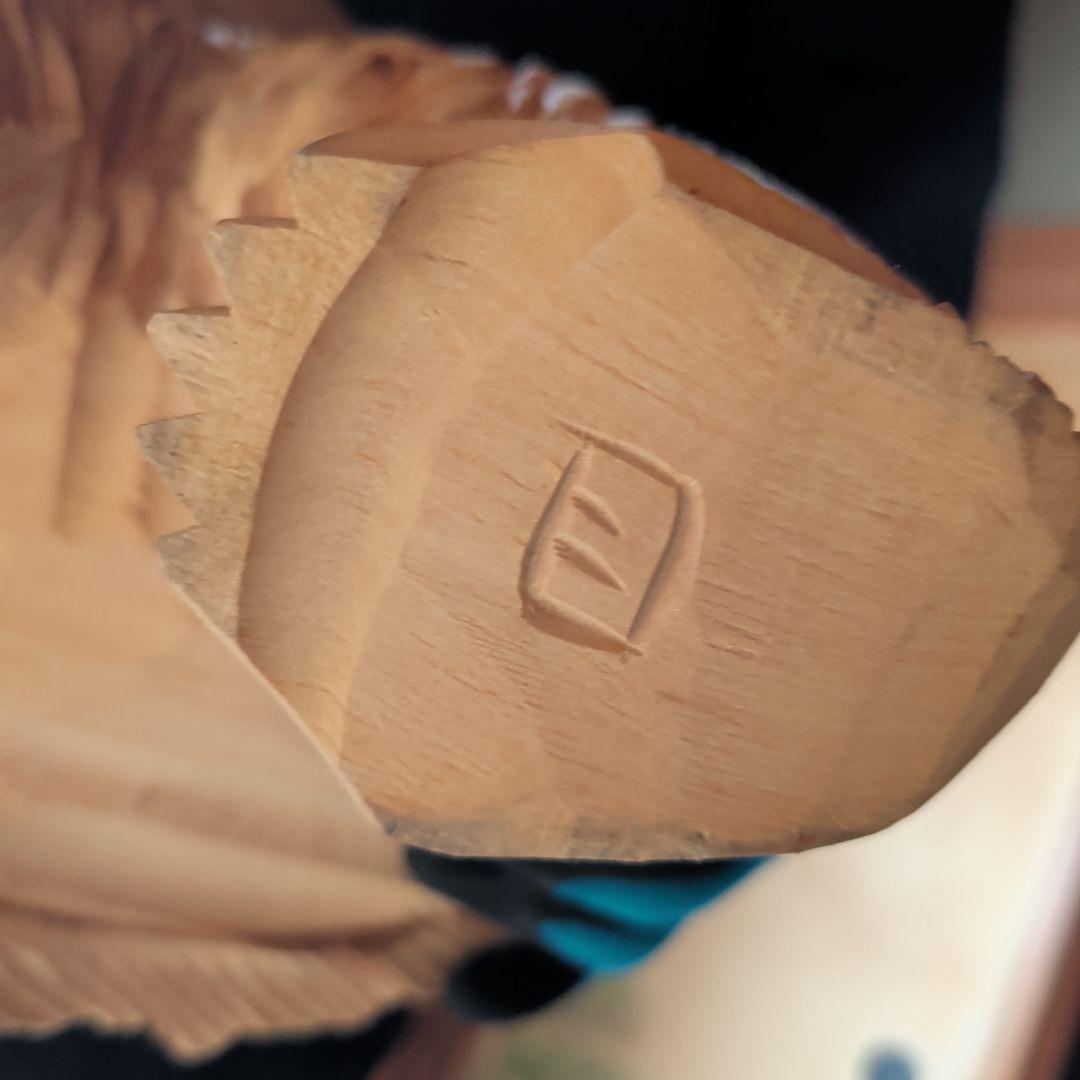 木製クマ彫刻 魚を持つ