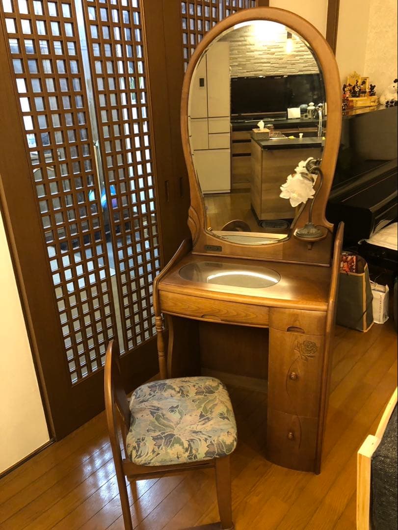 更に、値下げ！クラシック木製ドレッサー・ミラー・照明付き