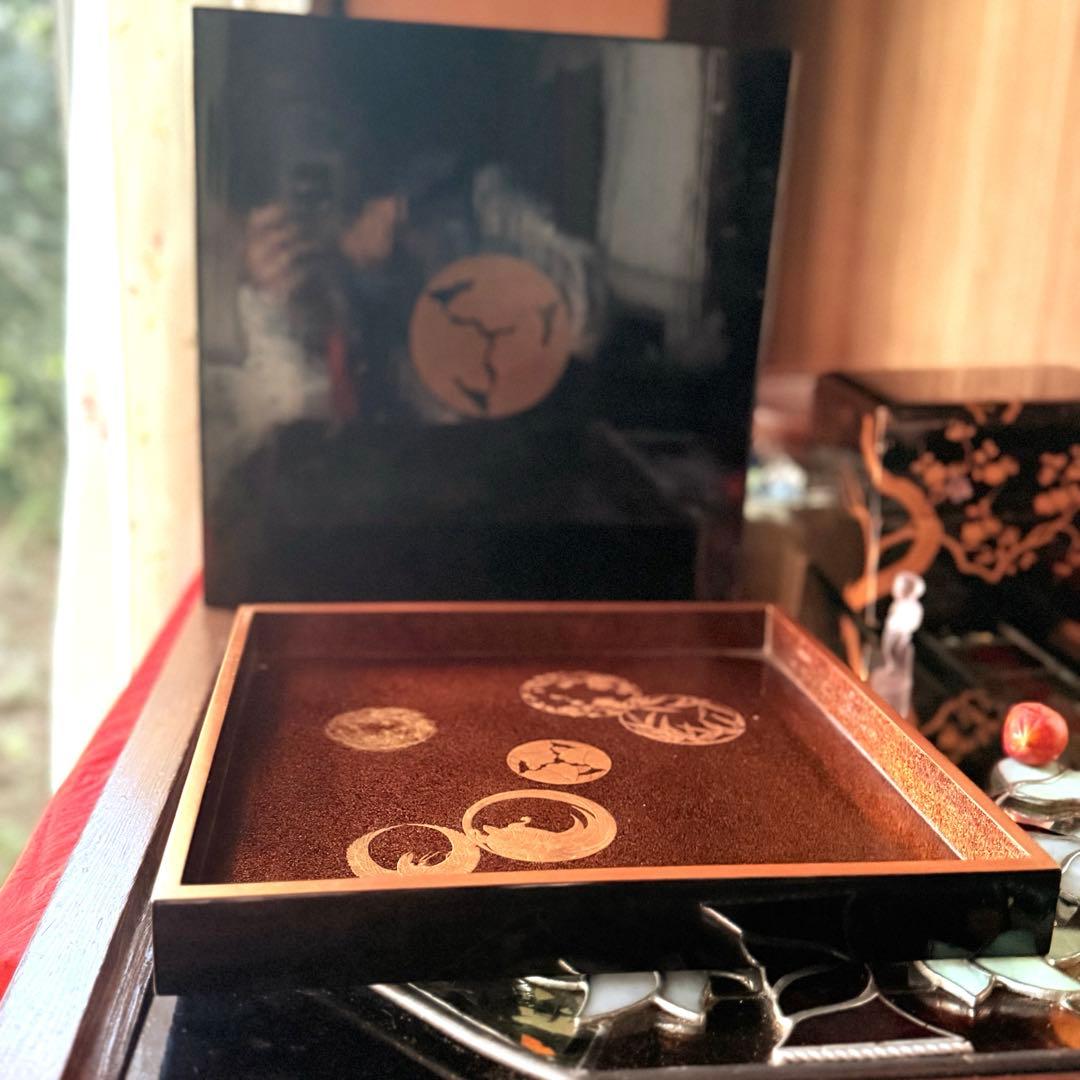 2115様感謝‼️JAPAN豪華梨地丸紋蒔絵「松竹梅&鶴亀」四方盆1枚家紋入木箱付