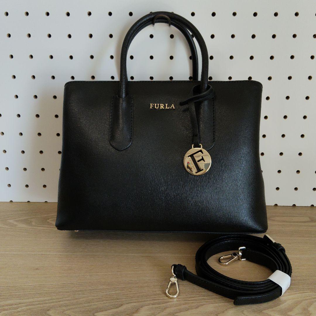 FURLA ブラック ハンドバッグ ショルダーストラップ付き