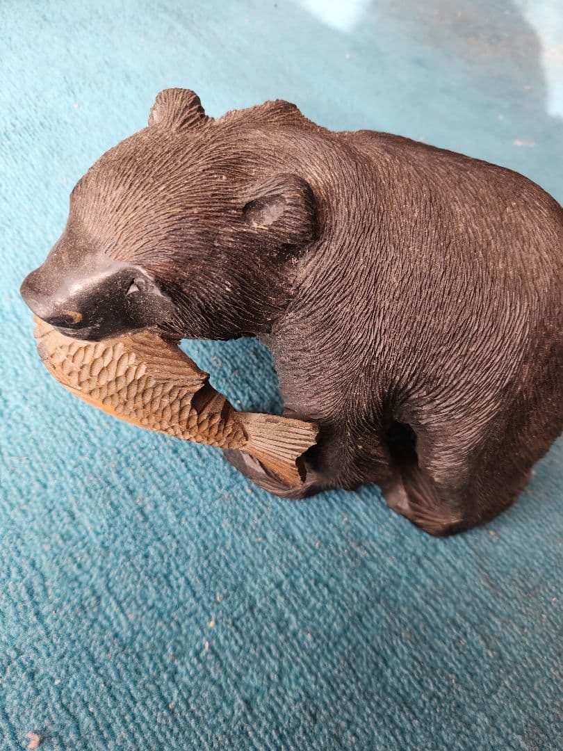 木製クマの彫刻 魚を持つ　昭和レトロ