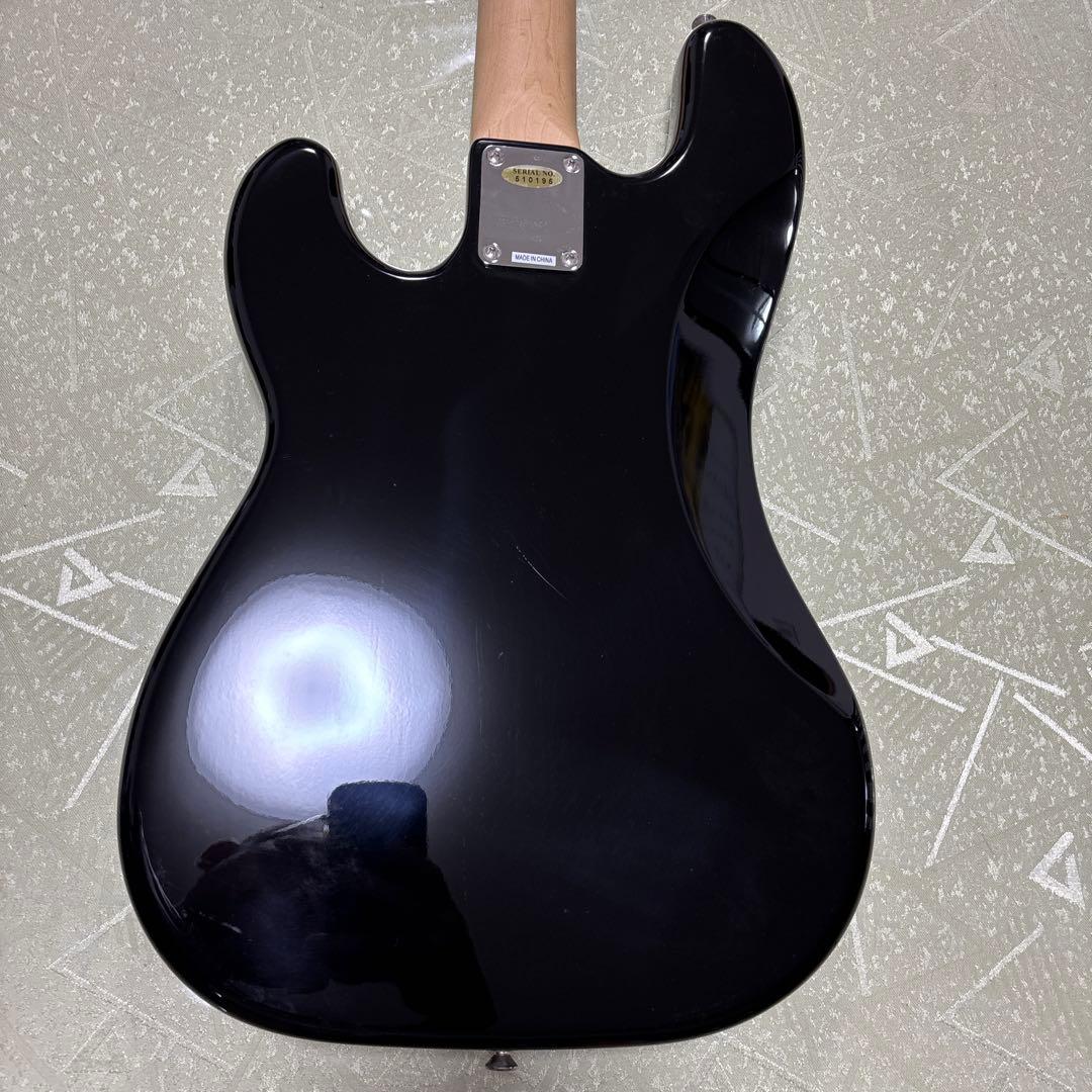 SquierとBUSKER'S プレベ(ネックを外して発送)