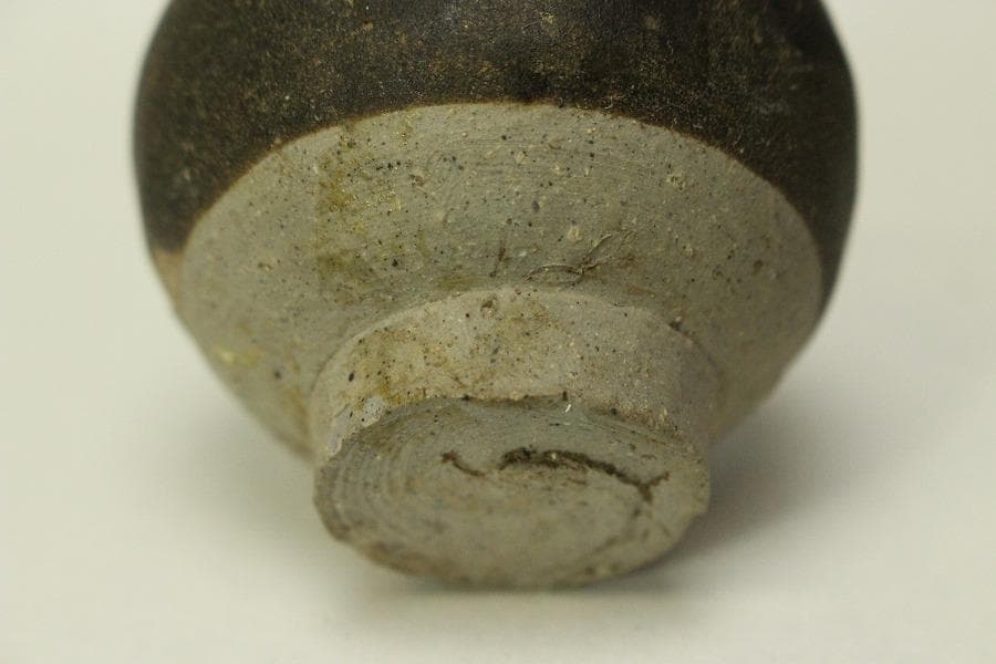 李朝 黒高麗 小壷 高6.2cm(LC521)