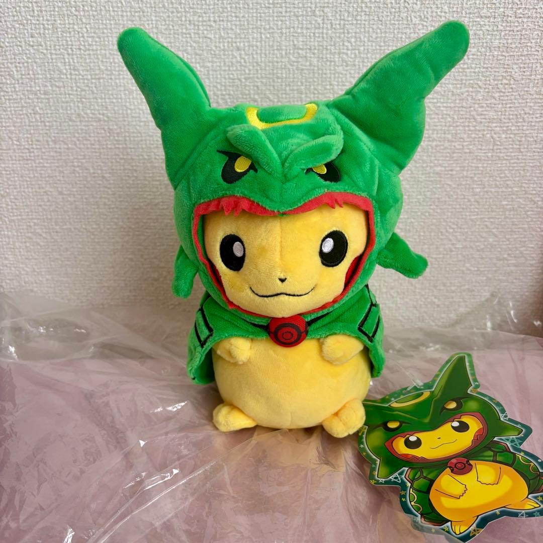 ポケモンセンター ぬいぐるみ レックウザのポンチョを着たピカチュウ