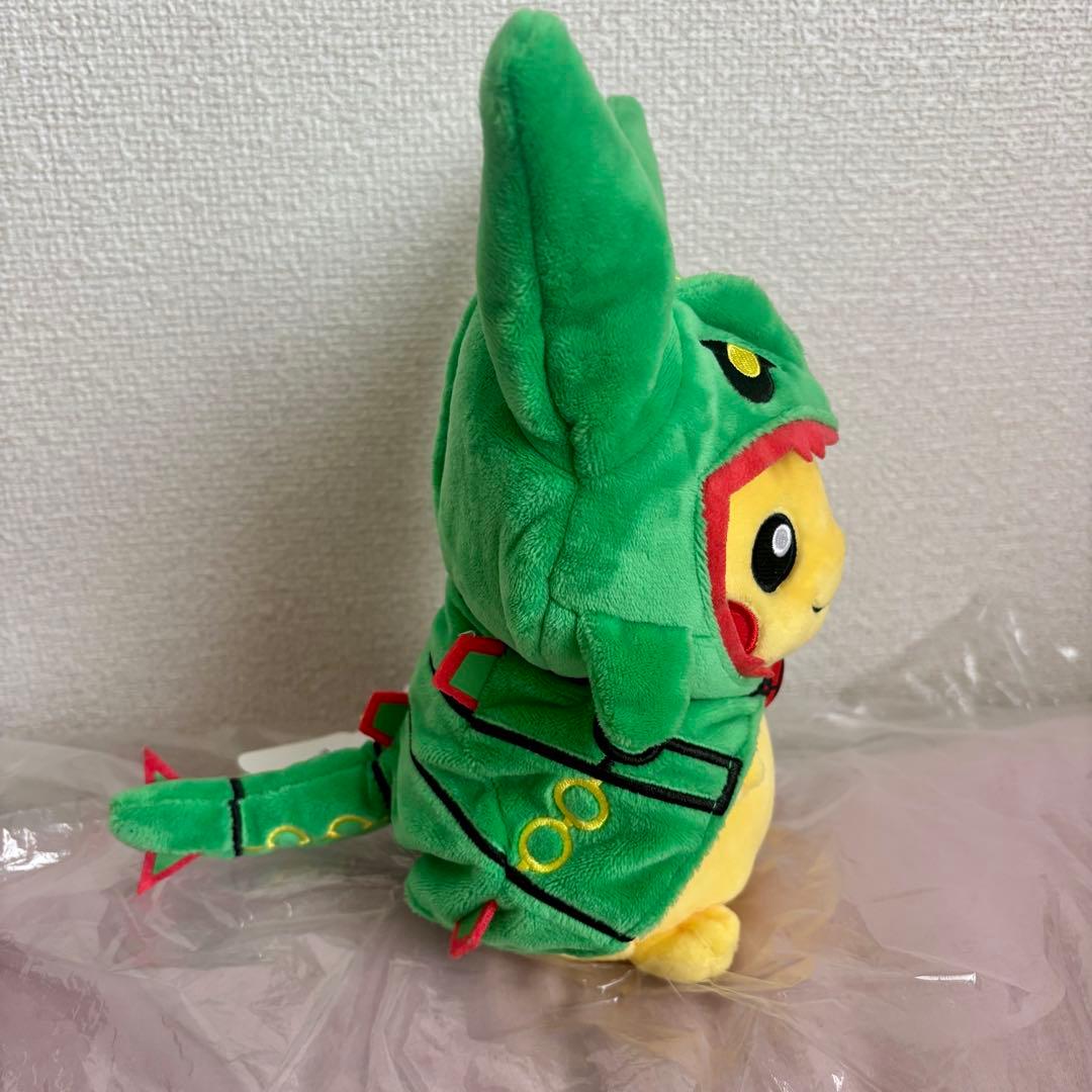 ポケモンセンター ぬいぐるみ レックウザのポンチョを着たピカチュウ