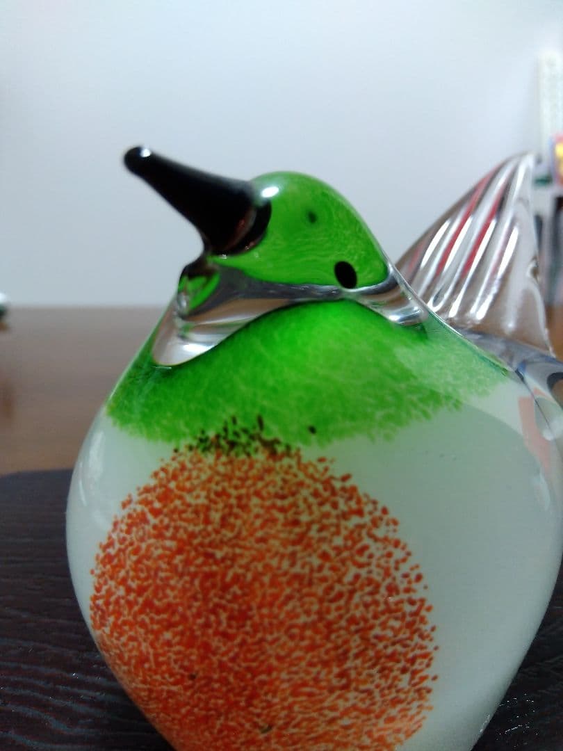 ガラス製の青緑の鳥の置物