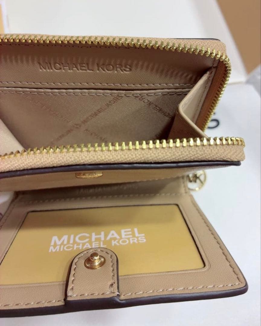 【新品】マイケルコース　二つ折財布　ジップ チャーム ウォレットミディアム