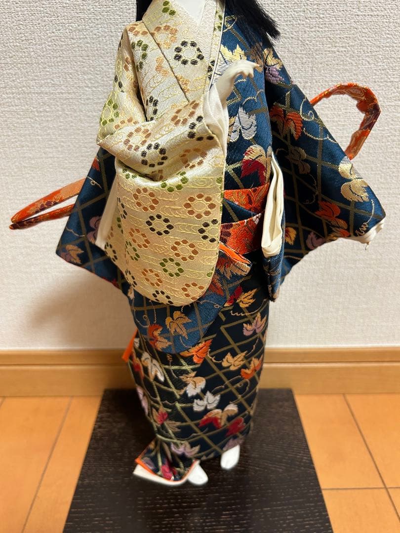 【日本人形】和人形 金糸 刺繍 二枚重ね着物 台座付 昭和レトロ 伝統工芸