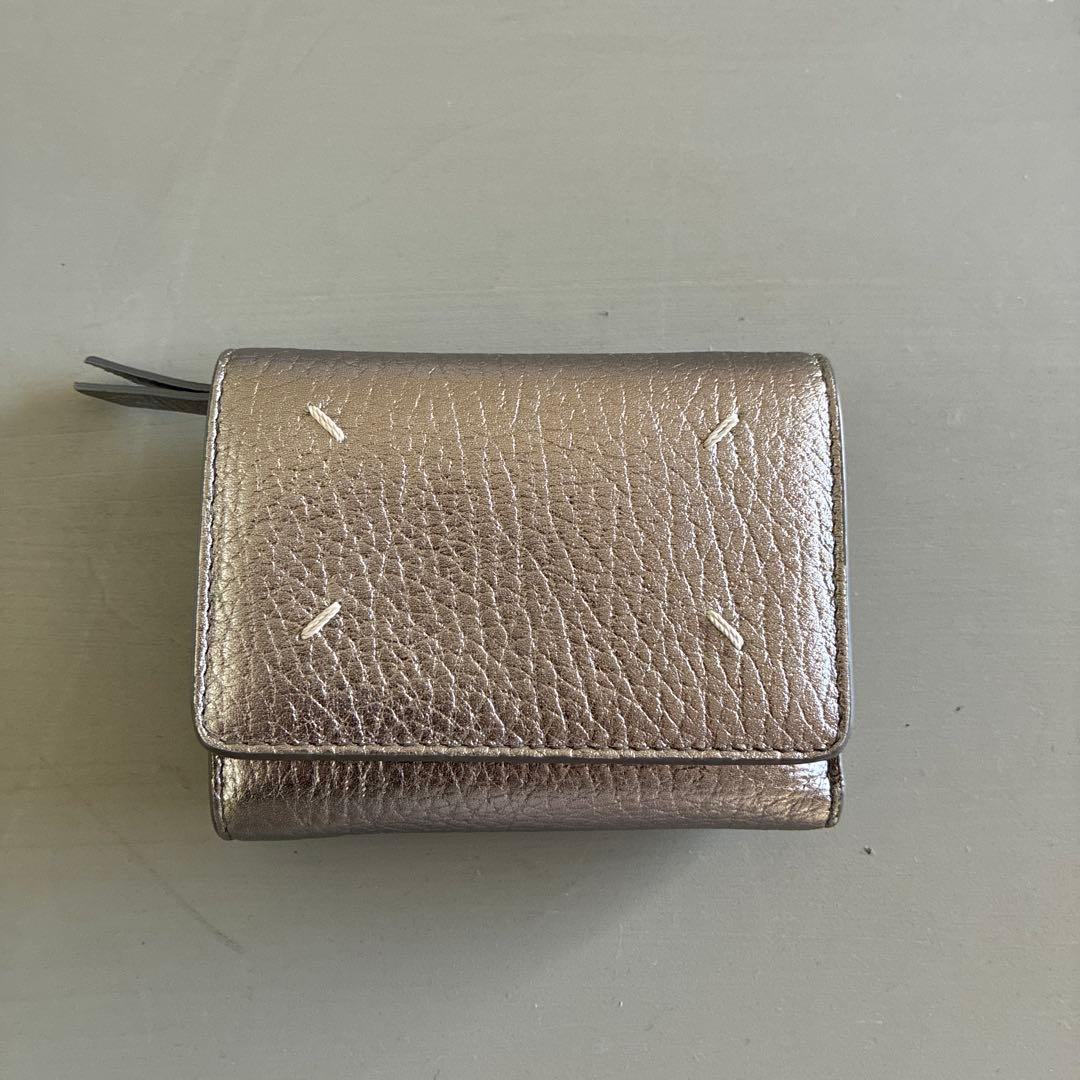 マルジェラメタリックグレー 三つ折り財布
