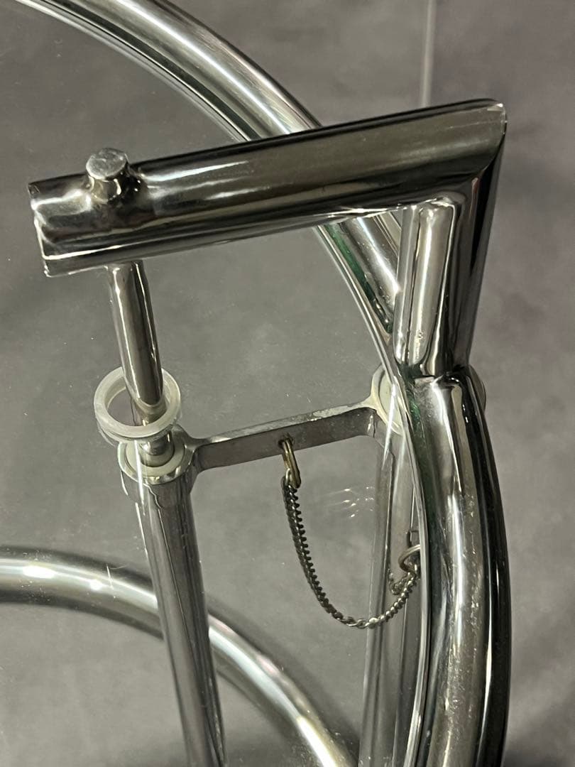 リプロダクト　アイリーン・グレイ　クラシコン　アジャスタブルテーブル ガラス