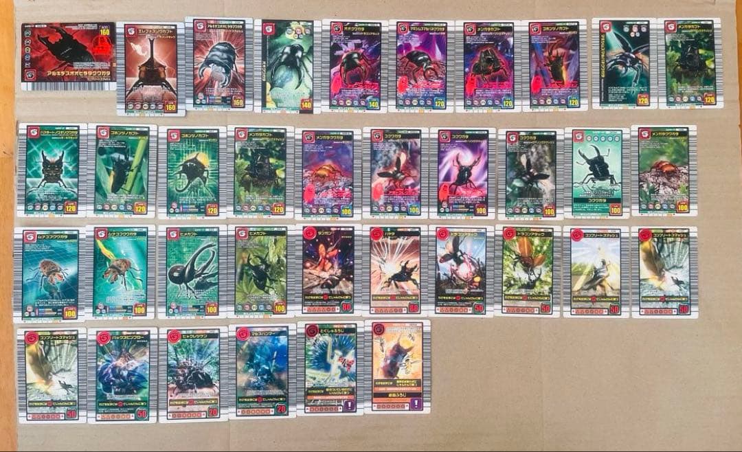 ムシキングのカード127枚と何かの特典のカード4枚とカードケースとシールのセット