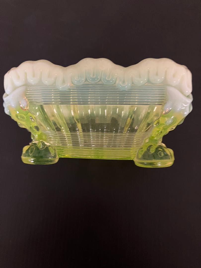 アンテイーク ウランガラス製の四角小物入れ ヴァセリン　ガラス　ブラックライト付