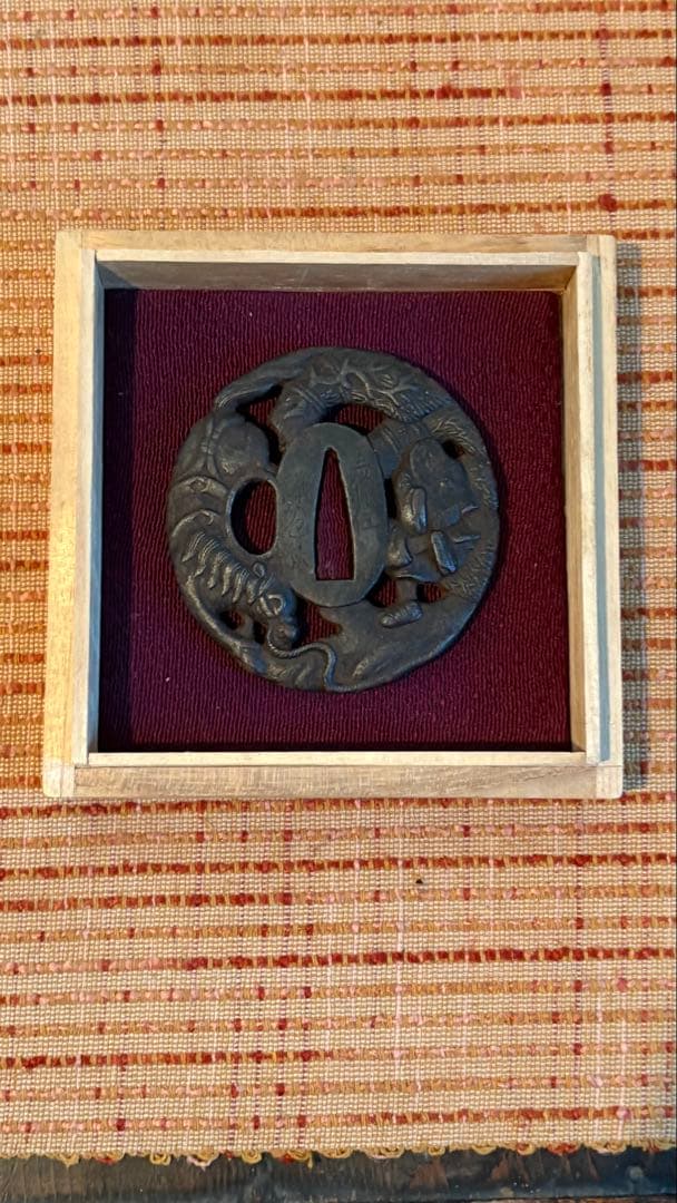 武具　刀装具　刀鍔　在名彦根住　馬に武将図　透かし鉄地　箱付　骨董品