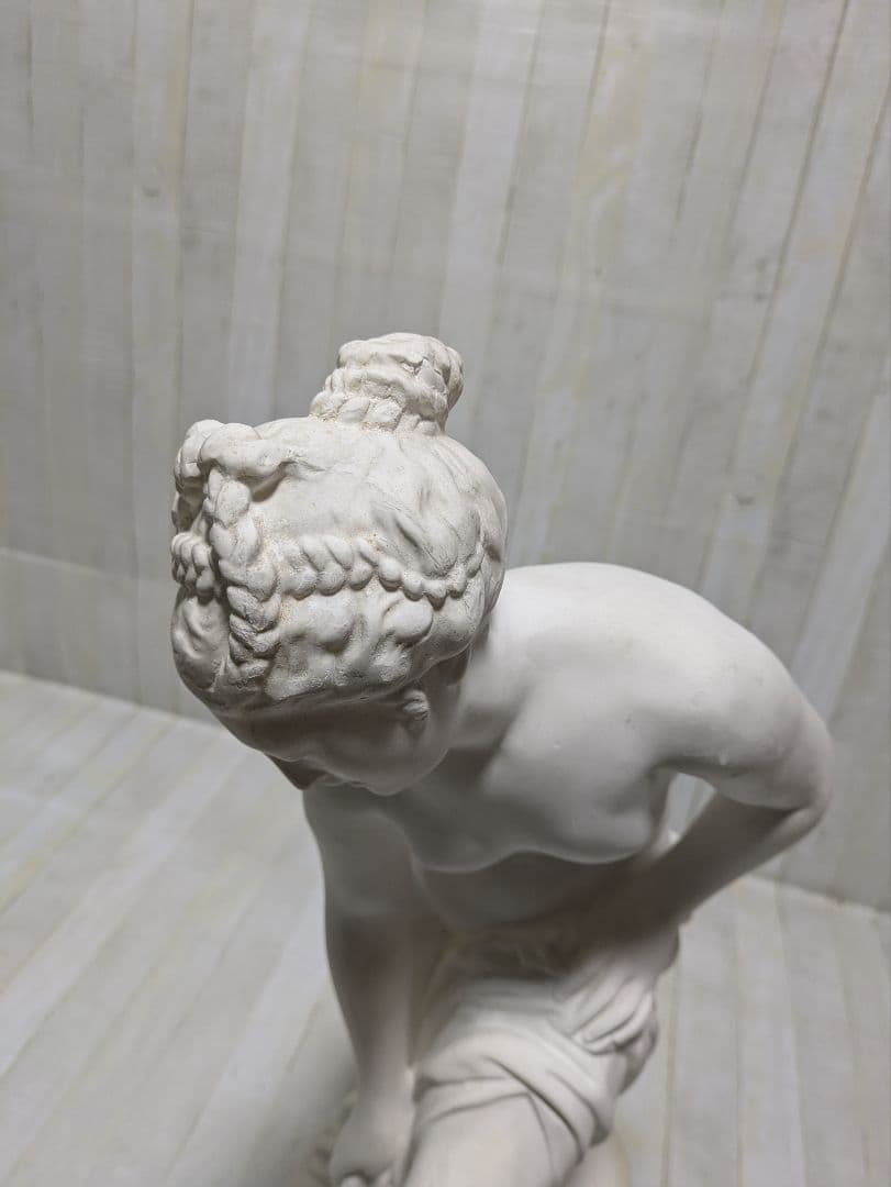 石膏オブジェ女性　湯浴みするヴィーナス像　微笑む少女の胸像