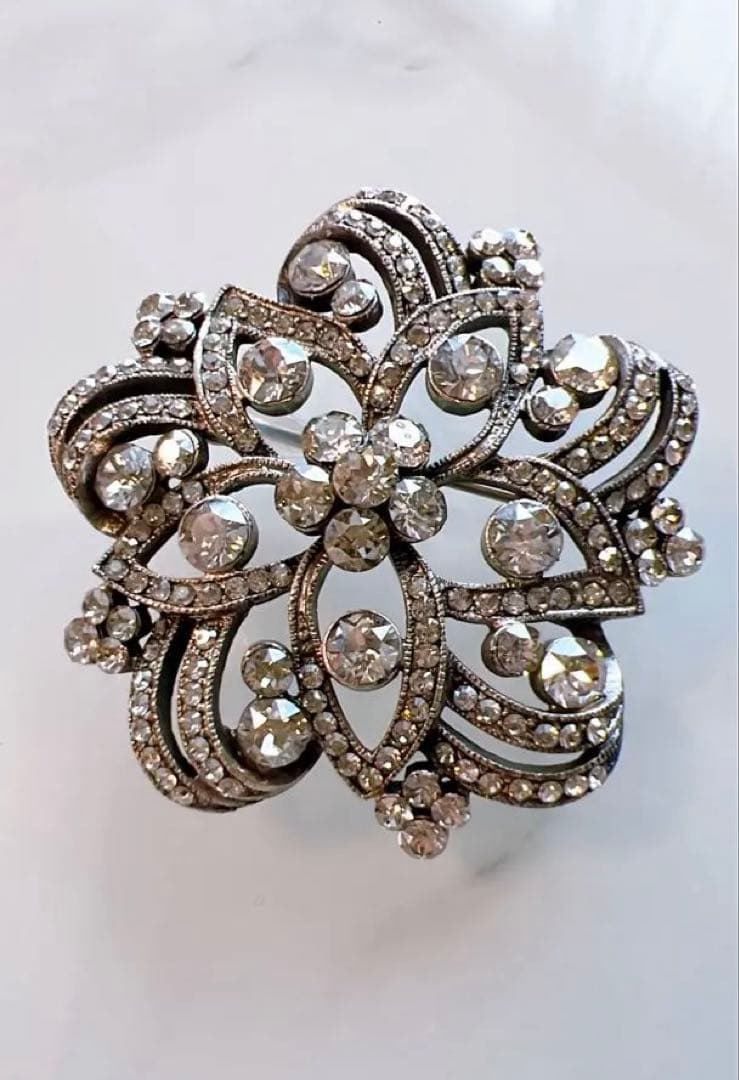 美品 FOXEY 花形 シルバーブローチ クリスタル装飾