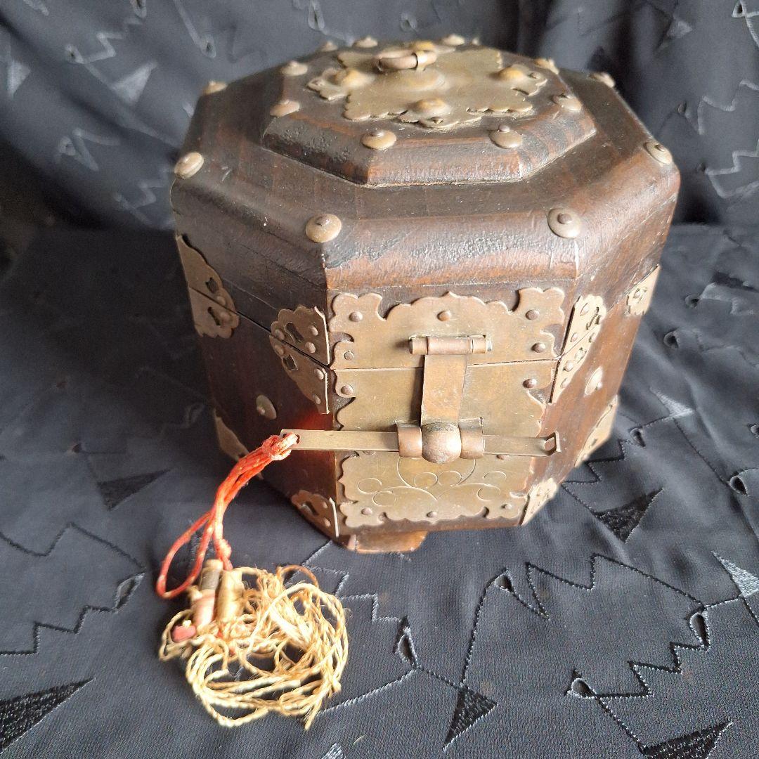 韓国　李朝家具　アンティーク　八角形ボックス 木製に金属の装飾　関貫つき