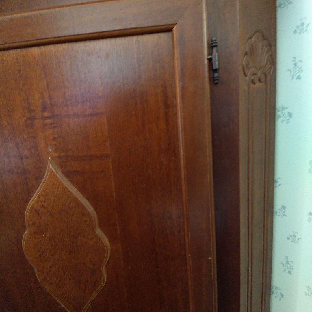 輸入家具　ヨーロッパ調のコーナーキャビネット