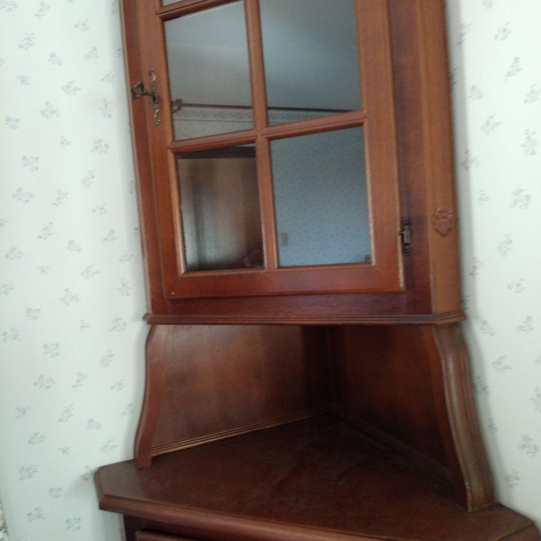 輸入家具　ヨーロッパ調のコーナーキャビネット