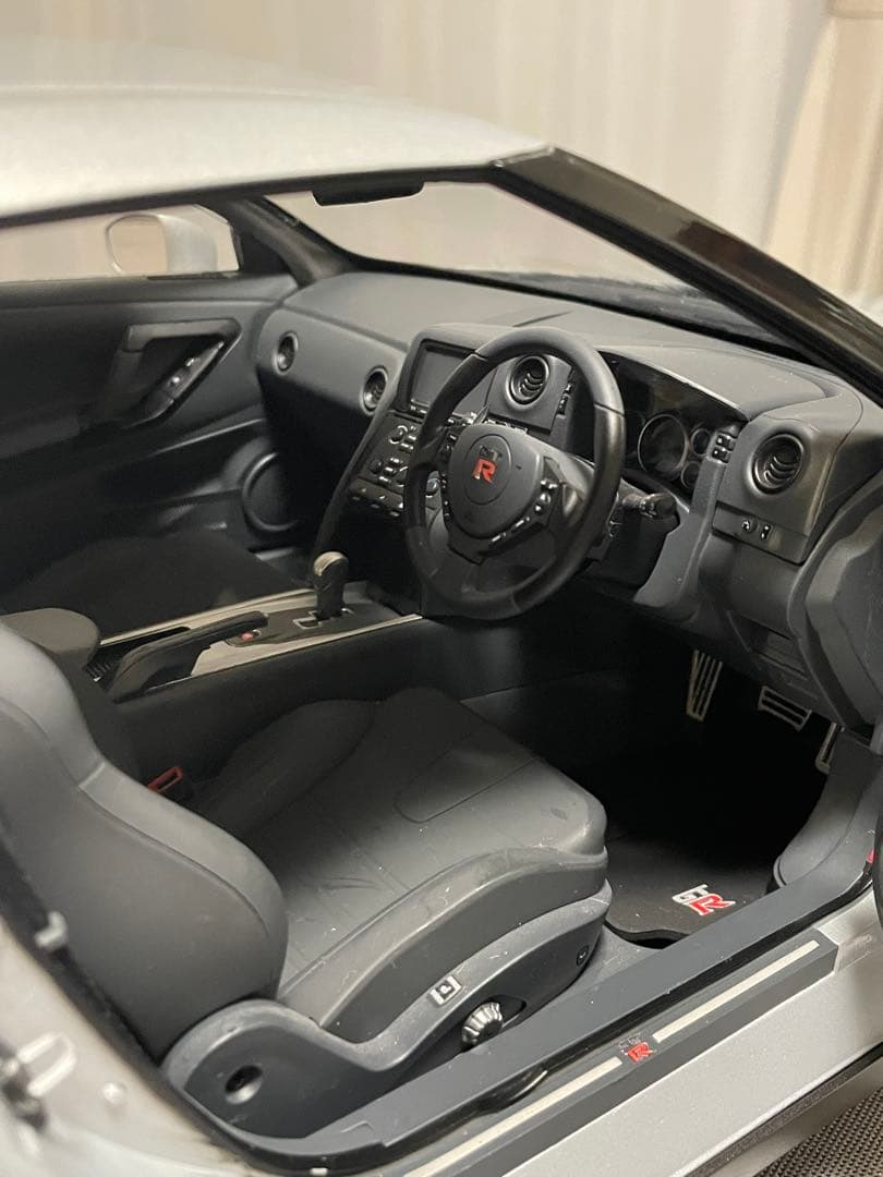 イーグルモスNissan GT-R 35 1/8スケール シルバー完成品