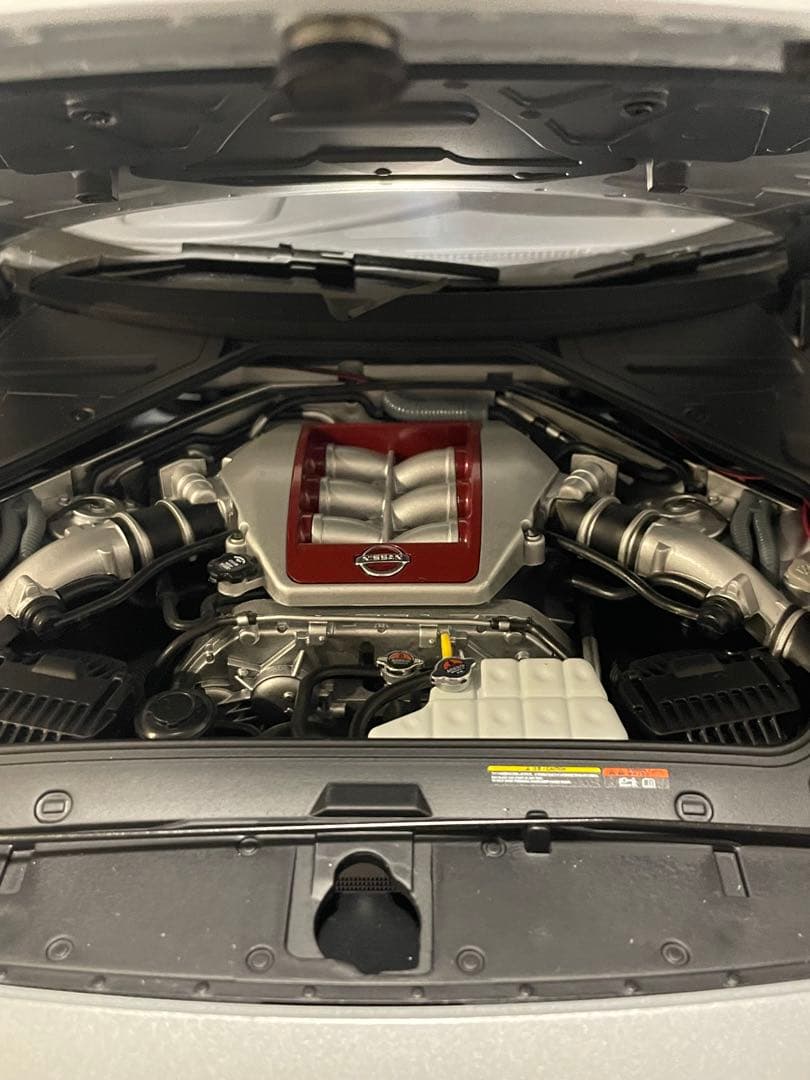 イーグルモスNissan GT-R 35 1/8スケール シルバー完成品