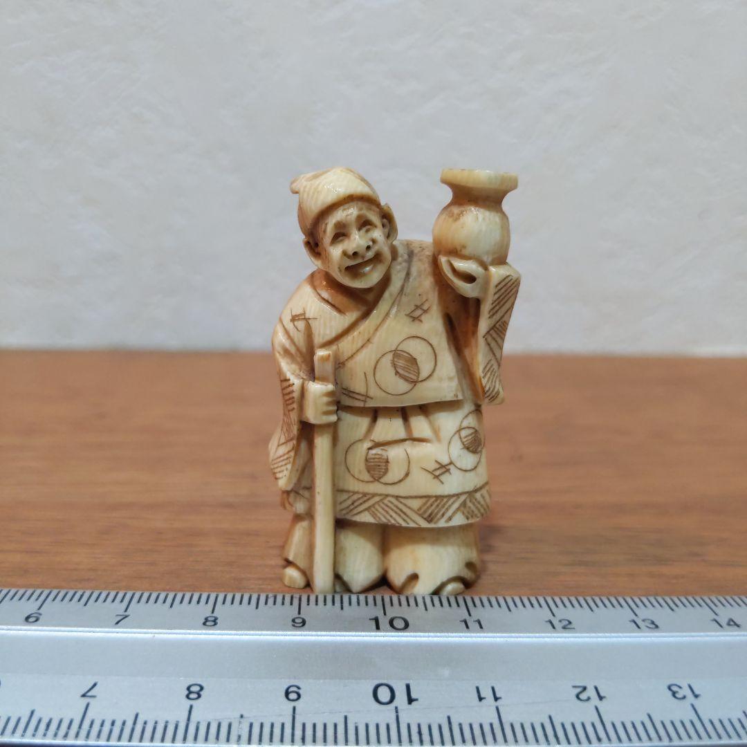 時代提げ物 人物根付 天然素材 在銘【酒器持つ翁】高さ約5.2cm 重さ約19ｇ