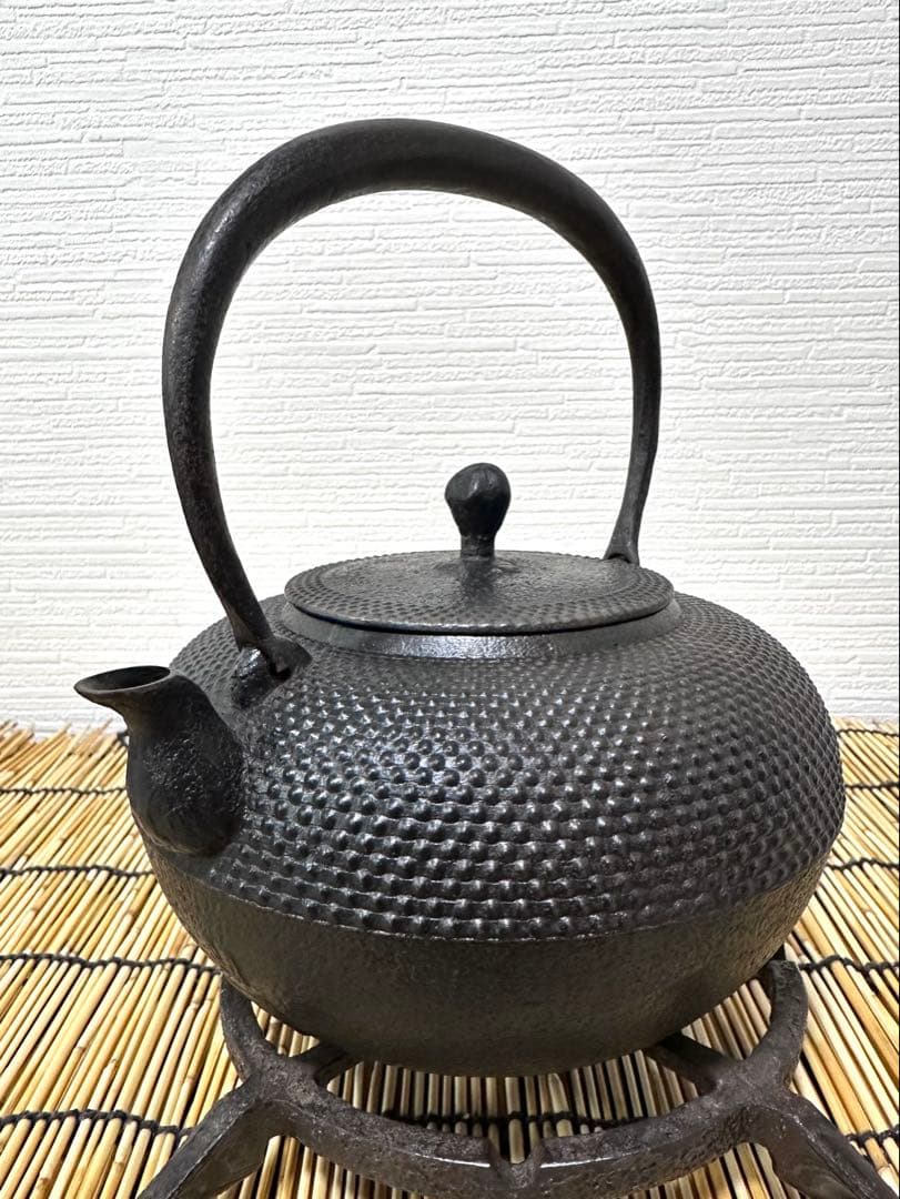 未使用品、タグ付　南部虎山工房前田知行造　１２型　南部鉄瓶　南部鉄器　鉄瓶