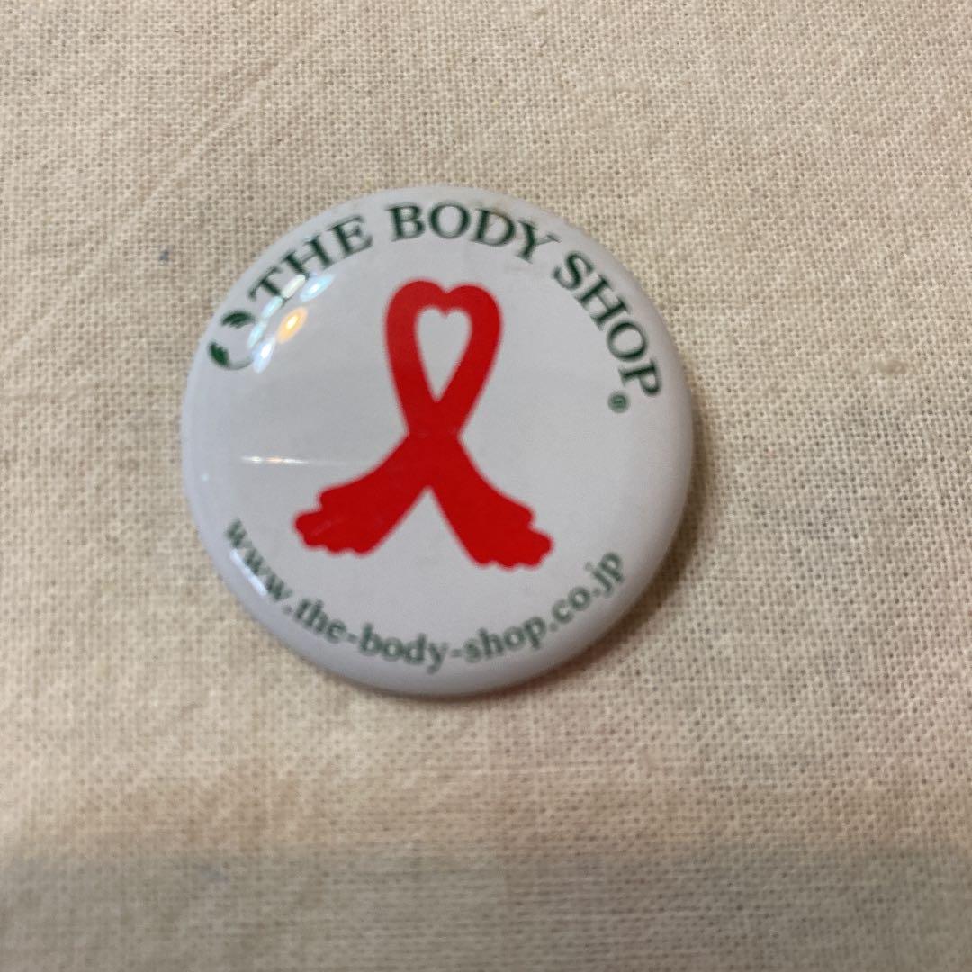バッジ　the  body  shop レッド　リボン