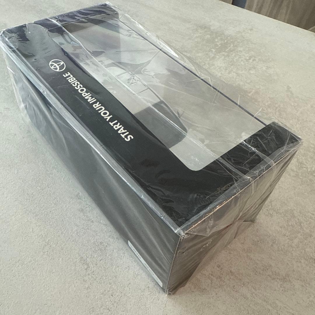 トヨタ ハリアー ミニカー 1/30スケール ホワイトパール　非売品