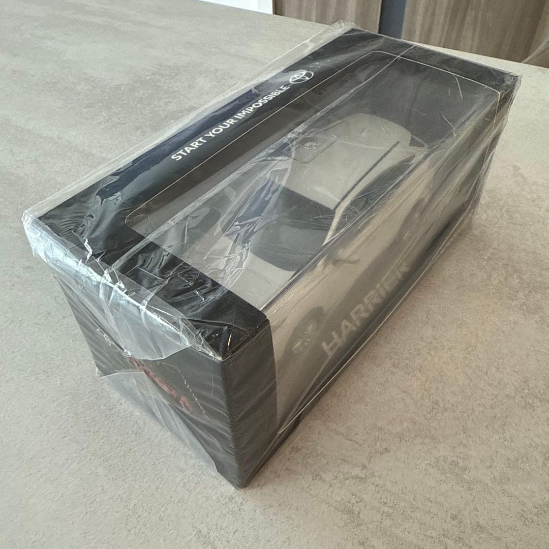 トヨタ ハリアー ミニカー 1/30スケール ホワイトパール　非売品