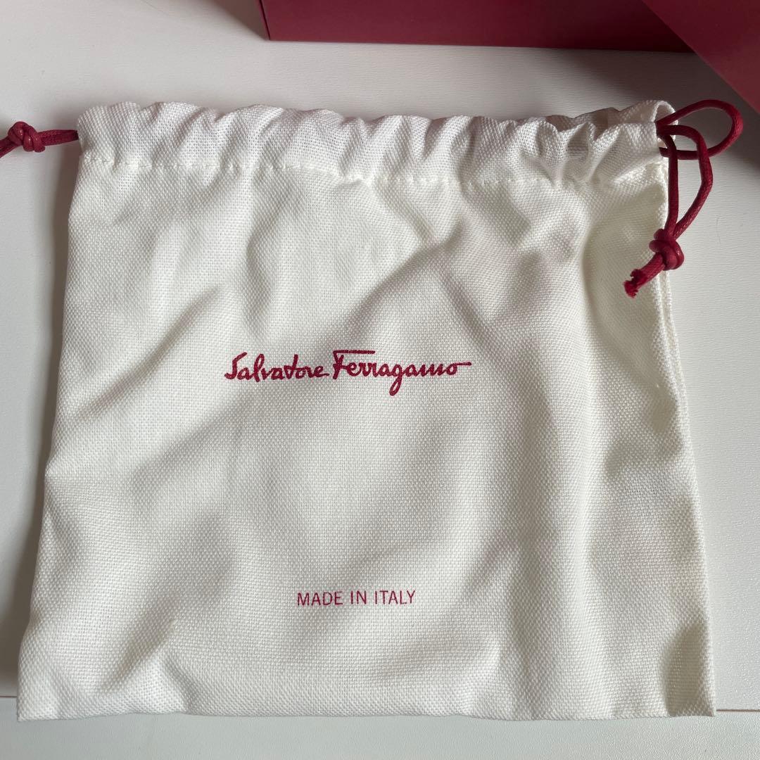 フェラガモ　カチューシャ　箱付き　美品　salvatore ferragamo