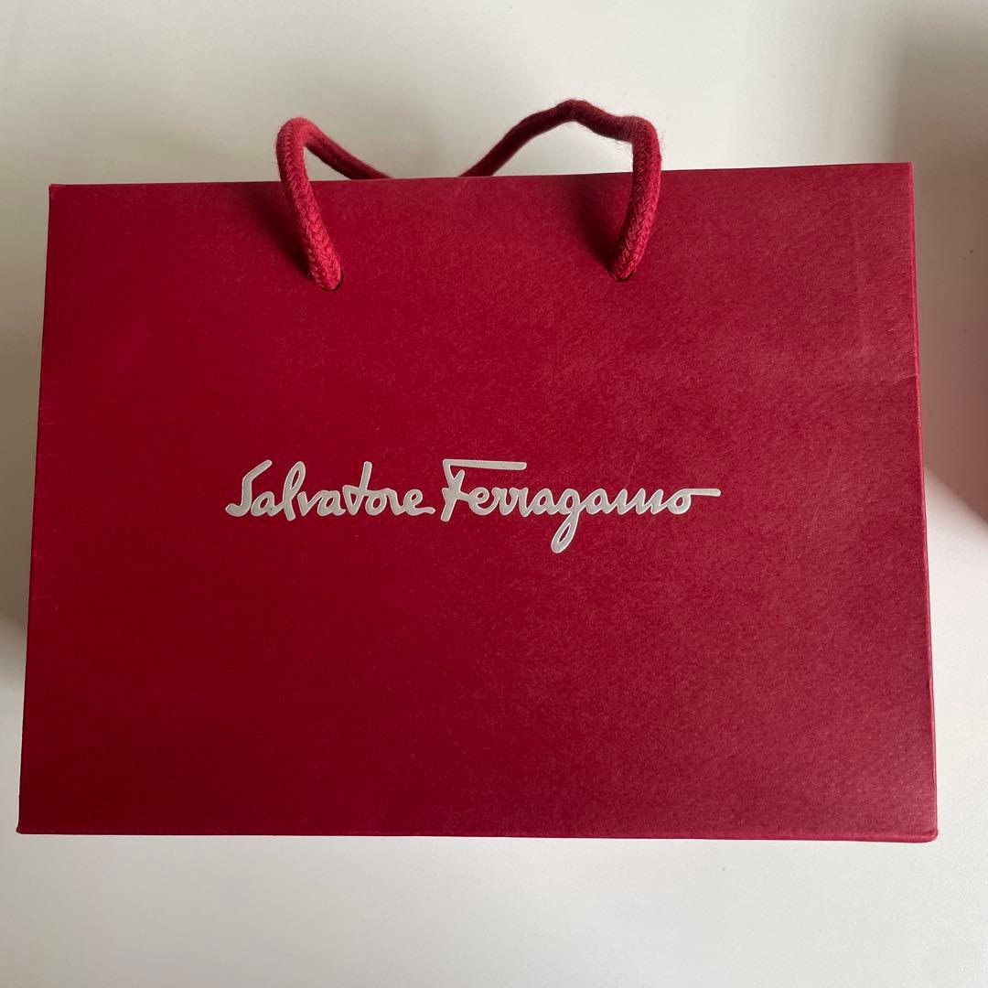 フェラガモ　カチューシャ　箱付き　美品　salvatore ferragamo