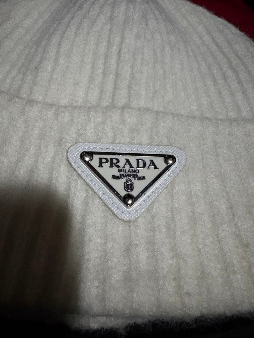 PRADAの白のニット帽