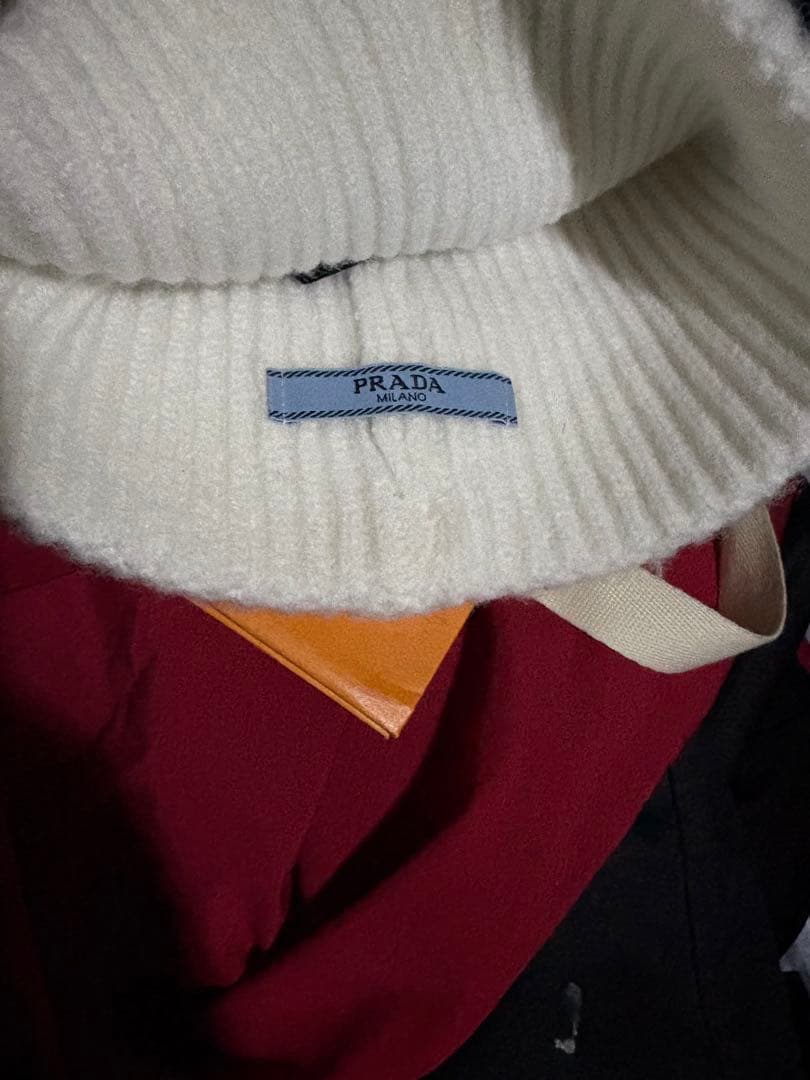 PRADAの白のニット帽